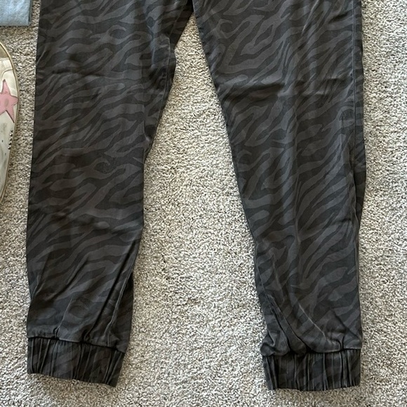 Bella Dahl Animal Print Joggers - Picture 3 of 9
